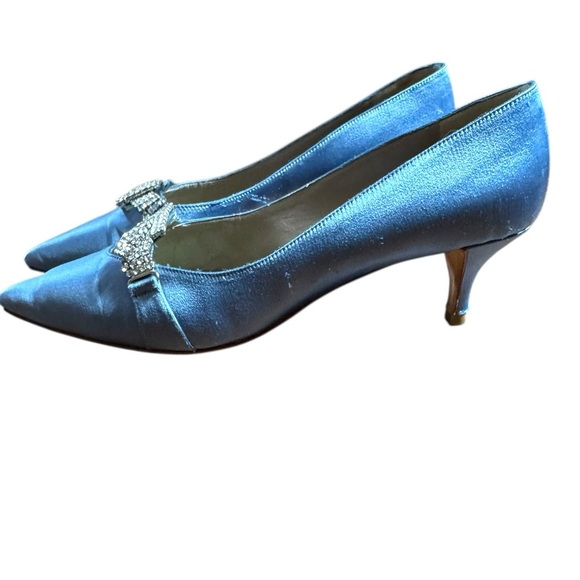 Manolo Blahnik Satin low pump with Crystal Embellishment - Picture 6 of 7